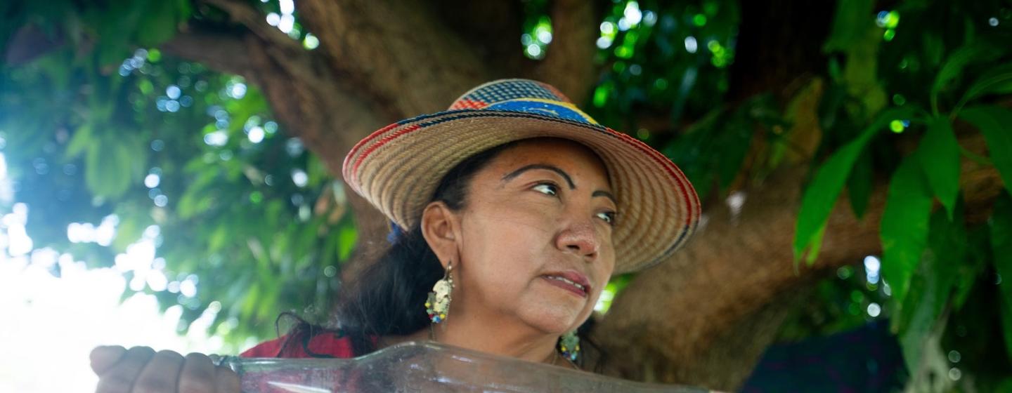 En el pueblo de Ipasharrain, en Colombia, Ana Griselda González explica cómo se puede tostar el grano guajiro.