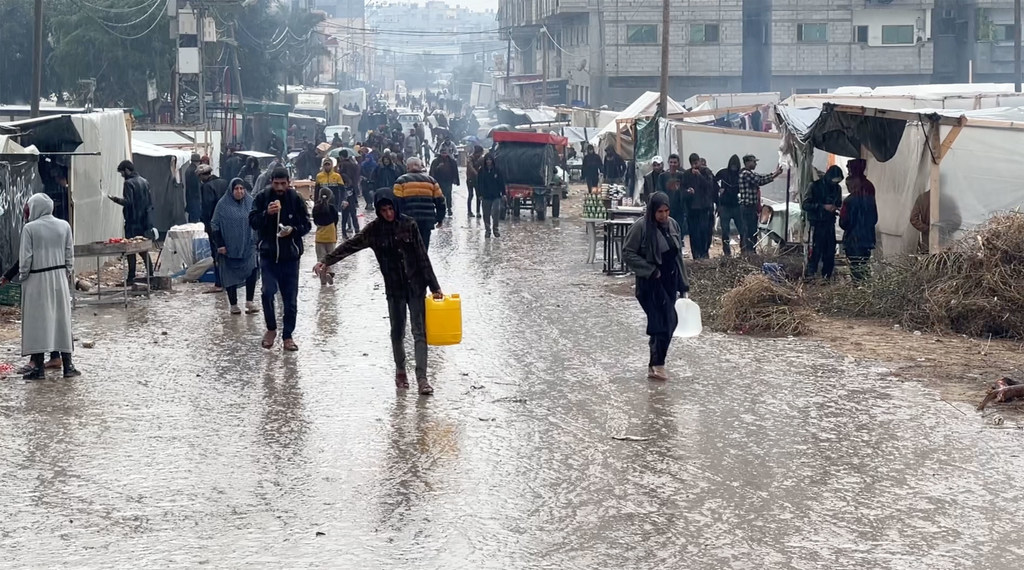 Palestinos desplazados en un refugio temporal en la ciudad de Rafah, en el sur de la Franja de Gaza.