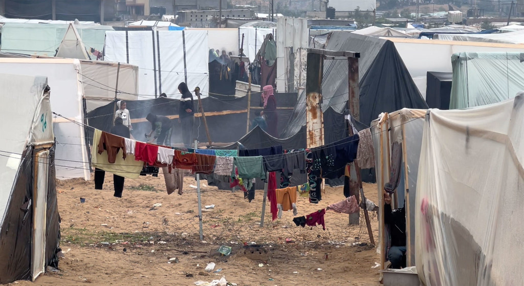 Des Palestiniens déplacés dans un abri temporaire dans la ville de Rafah, au sud de la bande de Gaza.