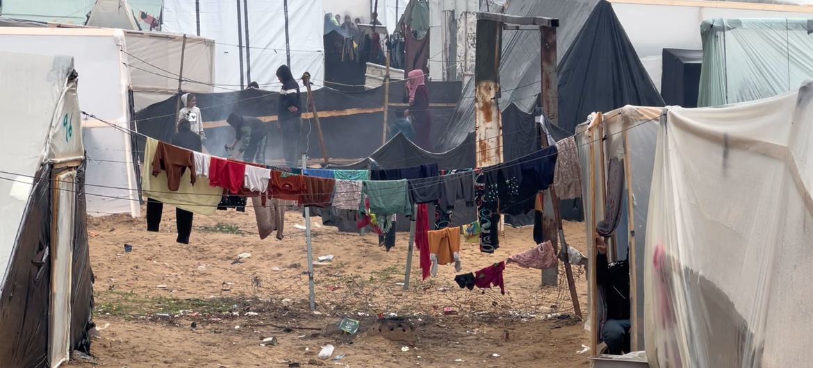 Des Palestiniens déplacés dans un abri temporaire dans la ville de Rafah, au sud de la bande de Gaza.