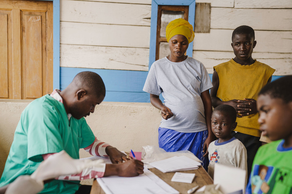 一名孕妇在联合国支持的刚果（金）东部诊所接受健康检查。