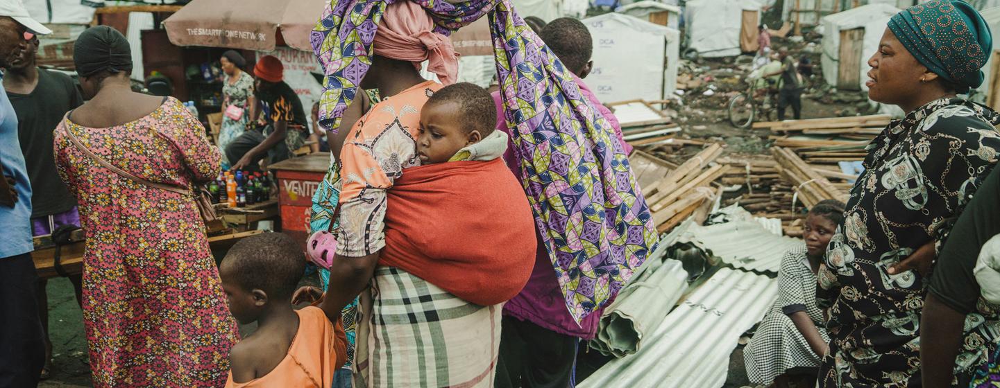 Une mère et ses enfants quittent un camp de personnes déplacées à Goma, en RDC (photo d'archive).