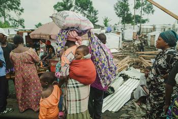 Une mère et ses enfants quittent un camp de personnes déplacées à Goma, en RDC (photo d'archive).