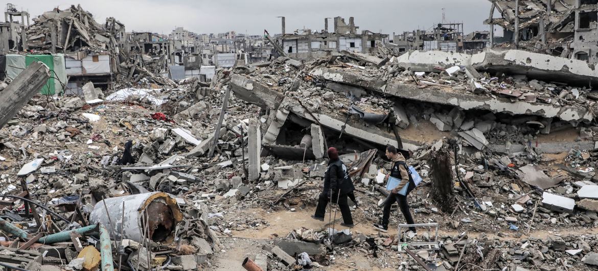 ? UNICEF/Mohammed Nateel Gazans continue to return to their destroyed homes.
 