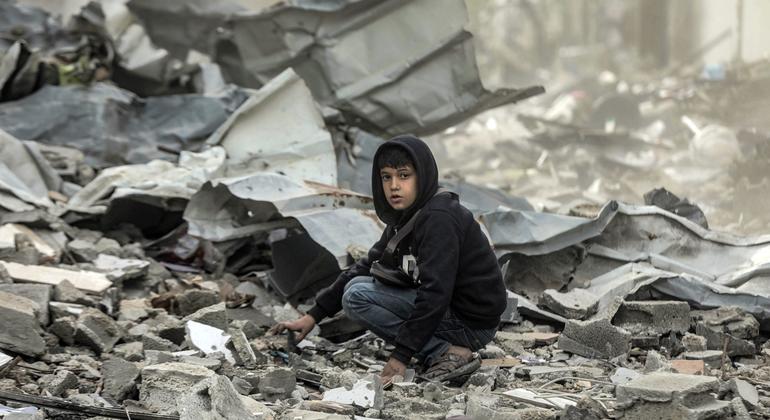 Un niño sentado en los escombros observa la destrucción del barrio Al-Touam en el norte de la Franja de Gaza.