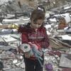 Una niña regresa a su casa destruida en el norte de la Franja de Gaza.