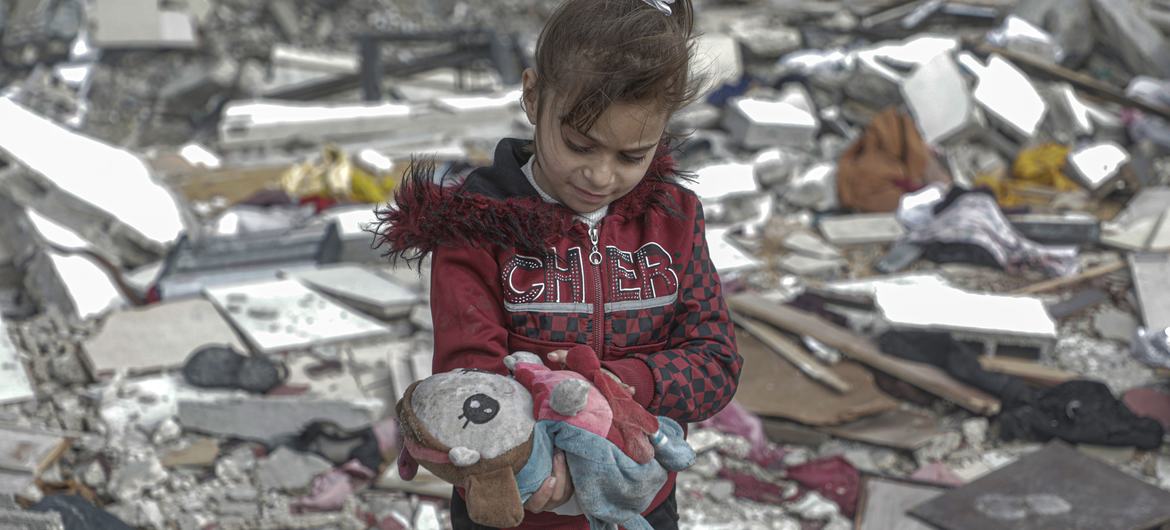 Uma jovem retorna à sua casa destruída no norte da Faixa de Gaza