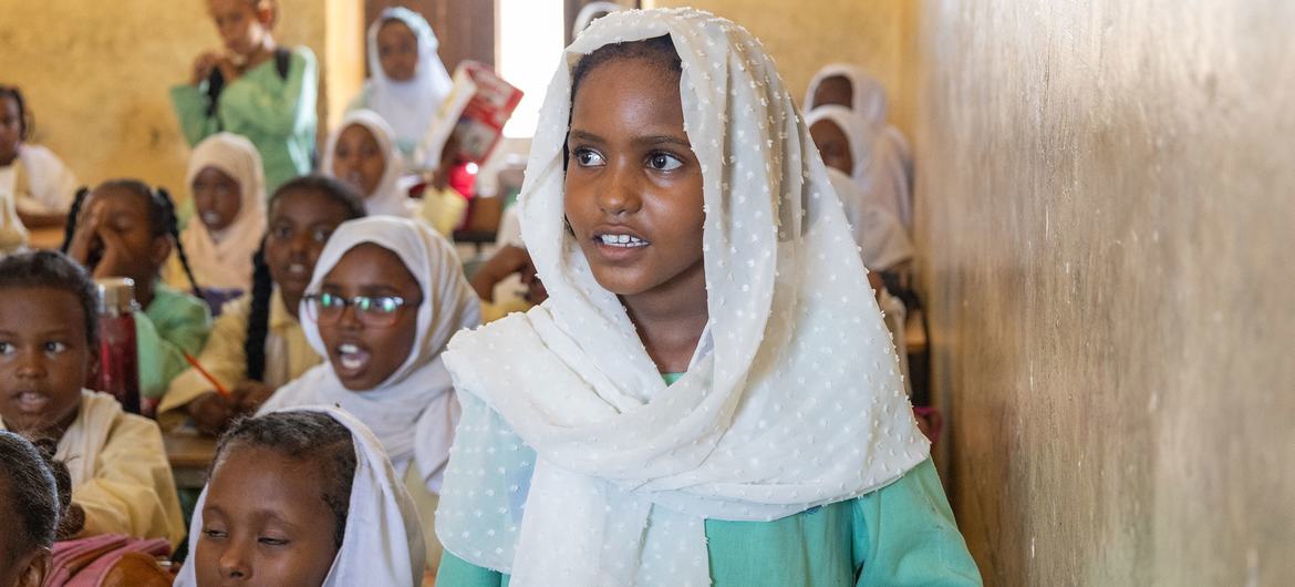 وسام، 9 سنوات، من بين العديد من الأطفال العائدين إلى المدرسة في بورتسودان وسط الحرب المستمرة.