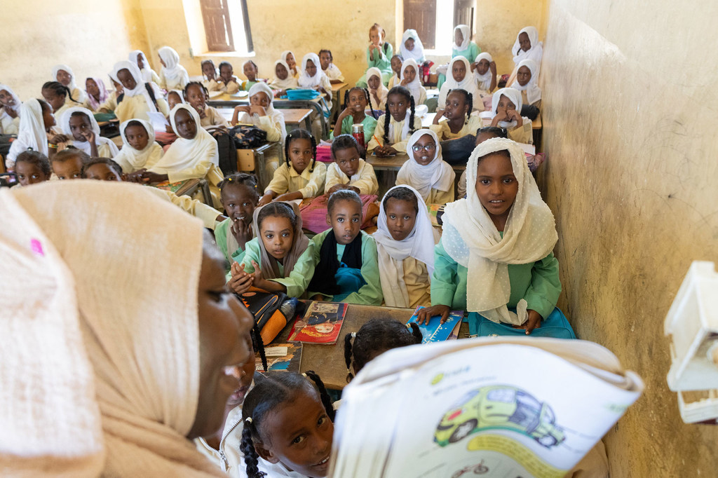 وسام مع زميلاتها في المستوى الثالث داخل الفصل الدراسي في بورتسودان.