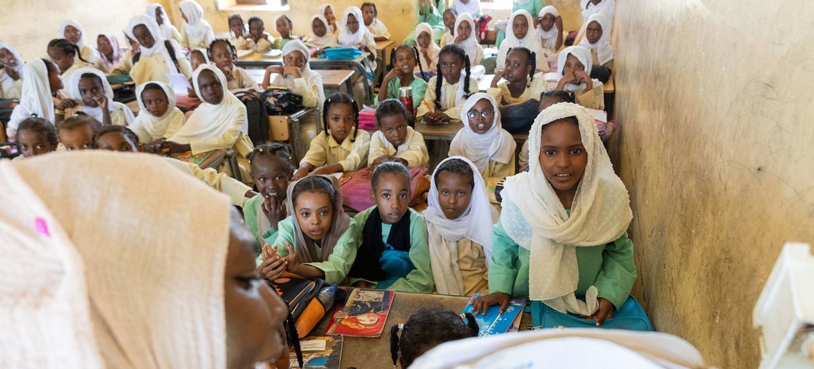 Wisam, élève de troisième année, avec sa classe à Port Soudan.