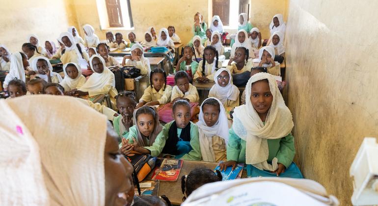 Wisam, de tercer curso, con su clase en Puerto Sudan.