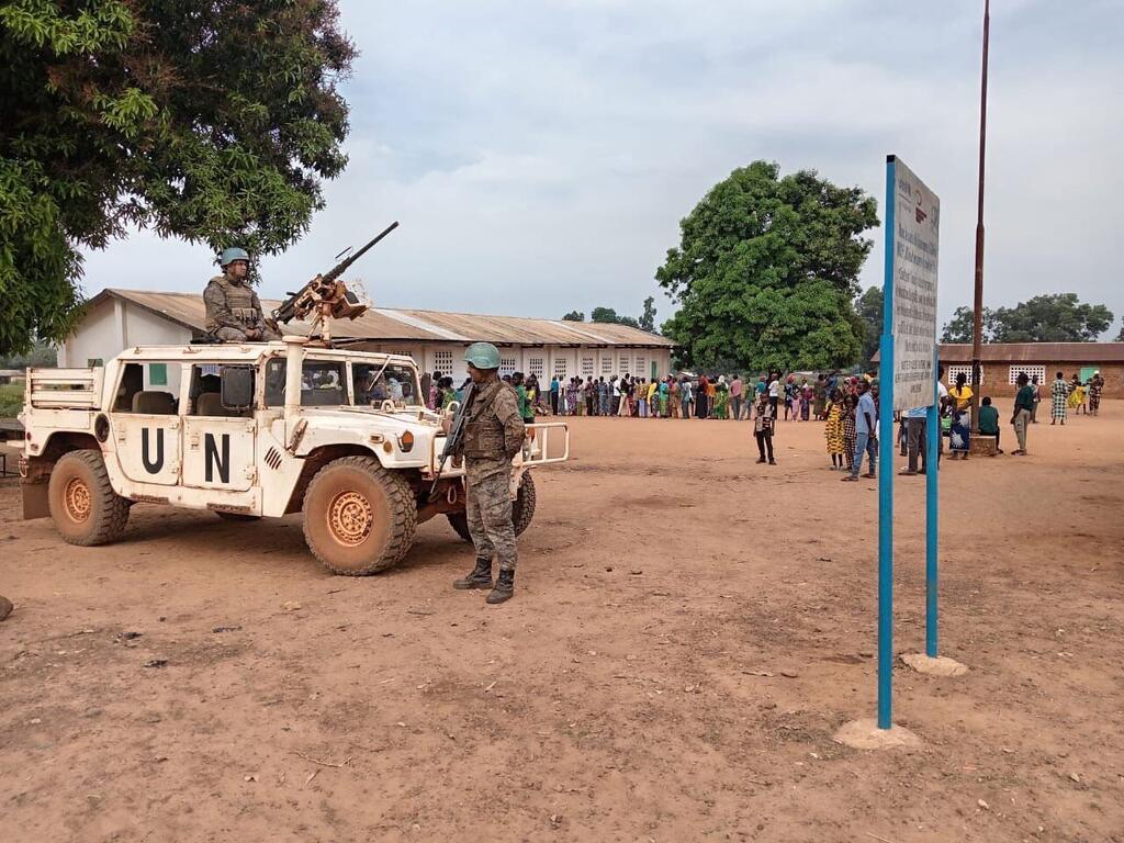 Des Casques bleus de l'ONU patrouillent dans un village en République centrafricaine.