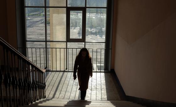 От отключений электроэнергии и нарушений в работе отопления в прифронтовых регионах Украины страдают по меньшей мере 1700 школ. 