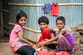 بنگلہ دیش کے دارالحکومت ڈھاکہ کے مضافات میں ایک کچی بستی کے بچے۔