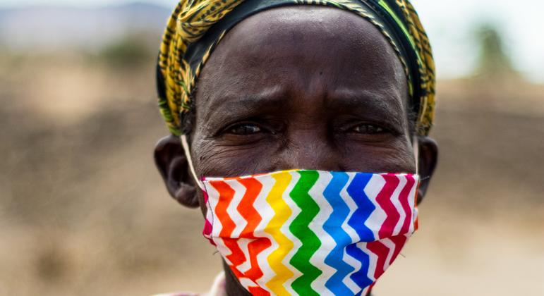 Una mujer con mascarilla, Malawi.