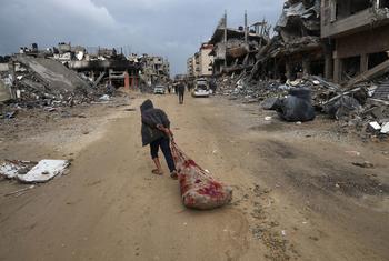 Una persona arrastra pertenencias por las calles de Khan Younis, en el sur de la Franja de Gaza.
