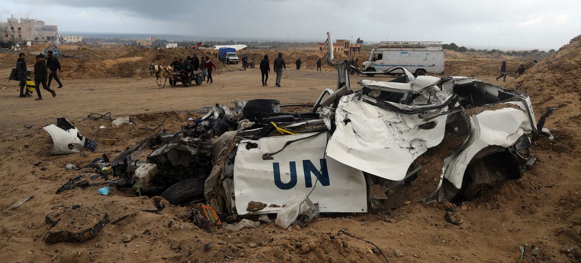 غزہ کے علاقے خان یونس میں بمباری کے دوران تباہ ہونے والی اقوام متحدہ کی ایک گاڑی۔