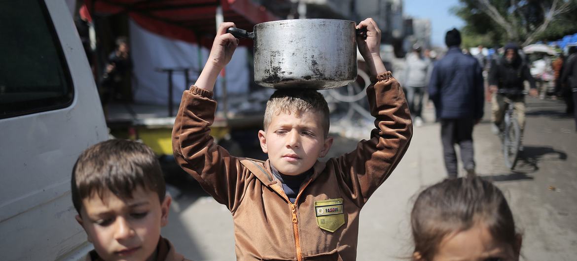 أطفال يسيرون في شوارع مدينة رفح جنوب قطاع غزة.