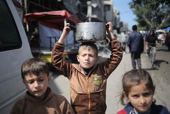 أطفال يسيرون في شوارع مدينة رفح جنوب قطاع غزة.