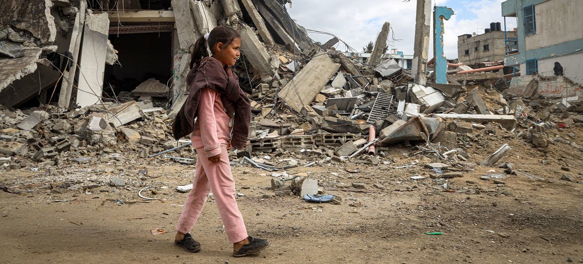 Une jeune fille marche dans les rues détruites de Khan Younis, dans le sud de la bande de Gaza.