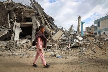 فتاة صغيرة تسير في الشوارع المدمرة في مدينة خان يونس، جنوب قطاع غزة.