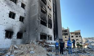 संयुक्त राष्ट्र की एक टीम, ग़ाज़ा में इसराइली बमबारी में ध्वस्त हुई चिकित्सा सुविधा का आकलन करते हुए.