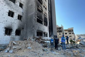 اقوام متحدہ کے اہلکار غزہ کے ایک ہسپتال کی تباہ حال عمارت کا جائزہ لے رہے ہیں۔