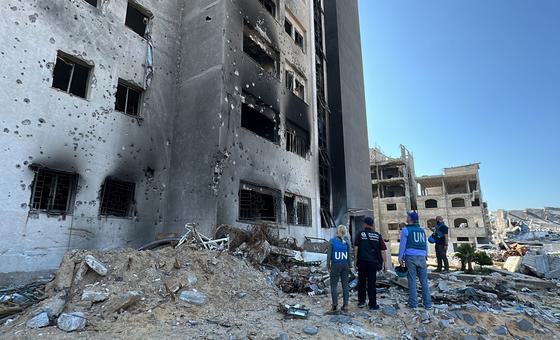 संयुक्त राष्ट्र की एक टीम, ग़ाज़ा में इसराइली बमबारी में ध्वस्त हुई चिकित्सा सुविधा का आकलन करते हुए.