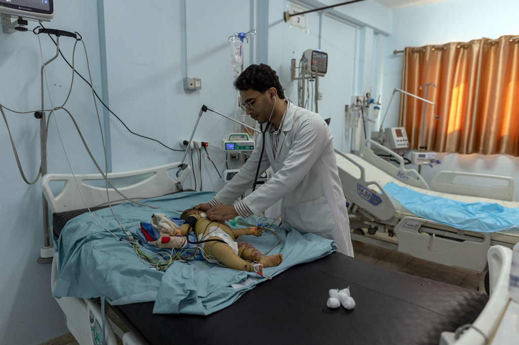 Mtoto mchanga anatibiwa katika hospitali moja huko Gaza.