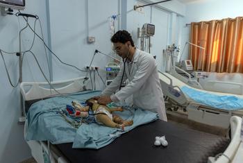 Um bebê é tratado em um hospital em Gaza