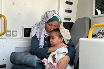 联合国工作人员将病人转移到加沙南部的医院。