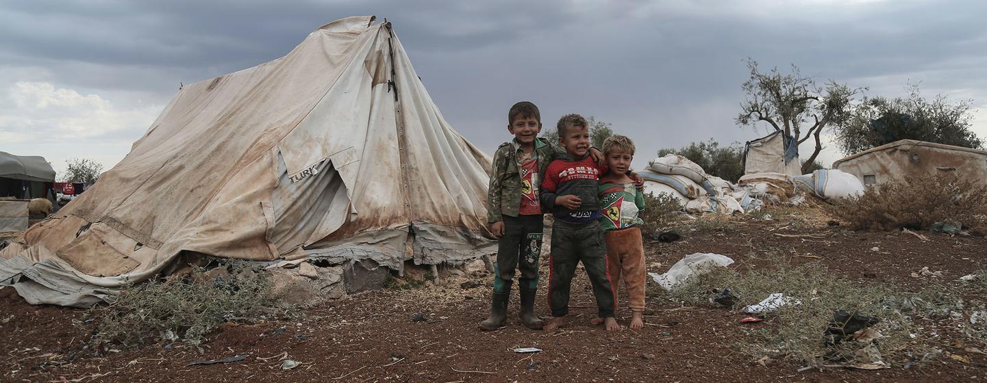 Des enfants déplacés devant un abri. La Syrie reste toujours la plus grande crise de déplacement au monde