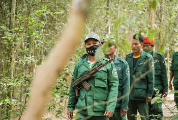 Miembros de una comunidad local en Laos realizando una patrulla de guardabosques.