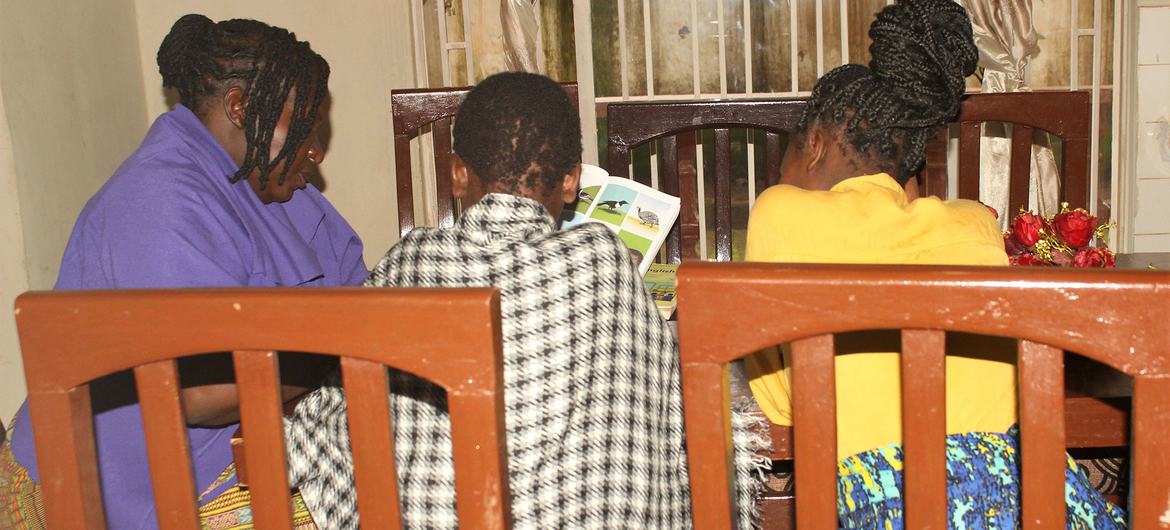 Jovens vítimas de tráfico humano, que foram resgatadas do Campo de Refugiados de Dzaleka, recebem apoio em um abrigo no Malawi.