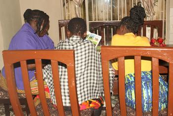 Jovens vítimas de tráfico humano, que foram resgatadas do Campo de Refugiados de Dzaleka, recebem apoio em um abrigo no Malawi.