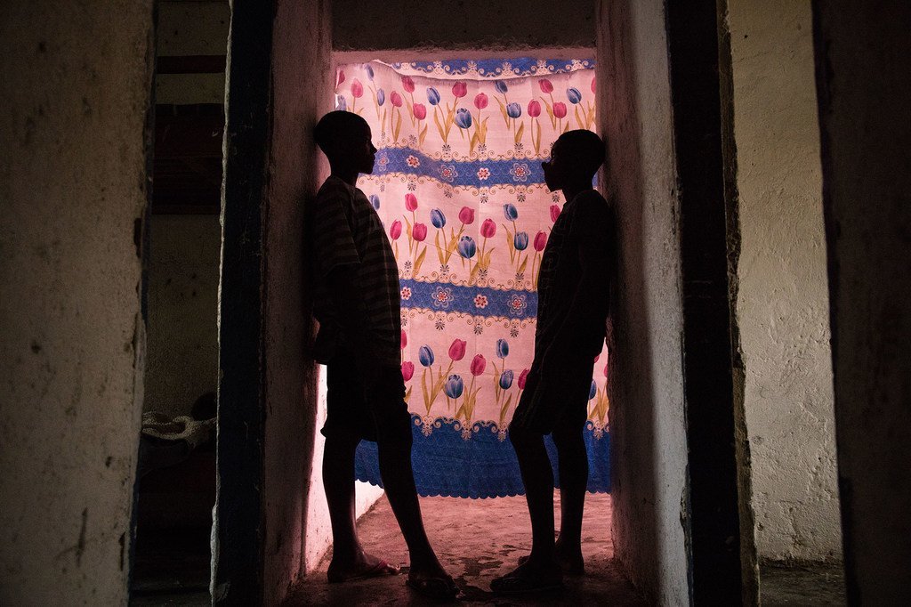 Deux enfants soldats dans un centre de réinsertion en RDC