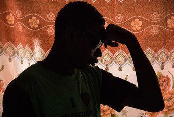 一名16岁男孩在刚果民主共和国的一个康复中心康复，那里的儿童被绑架并被迫拿起武器。