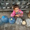 Ребенок в Газе с бутылками для воды.