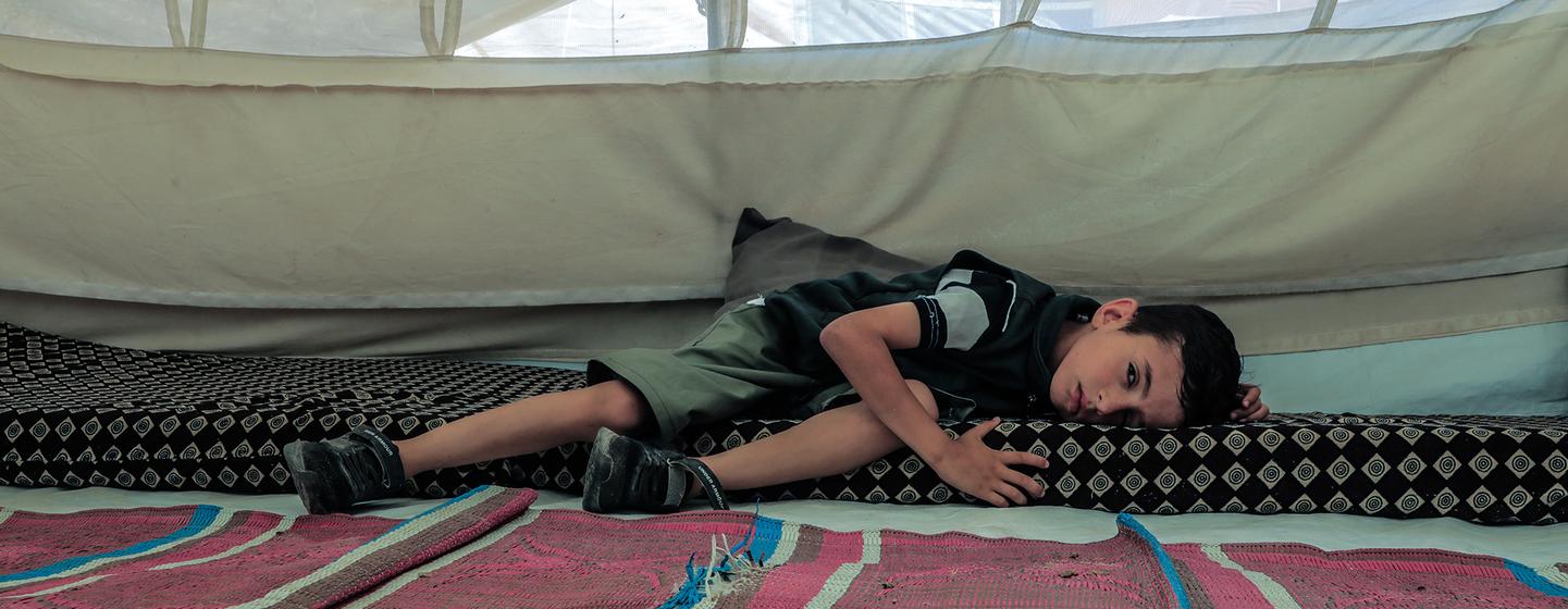 Un garçon de 7 ans nommé Mohammad, blessé par un shrapnel dans l'œil gauche lors d'une grève à Gaza, est couché dans une tente. Sa mère, Shorouq, décrit sa lutte quotidienne pour ouvrir son œil et son incapacité à ressentir la joie en raison du conflit et du déplacement en cours.