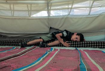 Un garçon de 7 ans nommé Mohammad, blessé par un shrapnel dans l'œil gauche lors d'une grève à Gaza, est couché dans une tente. Sa mère, Shorouq, décrit sa lutte quotidienne pour ouvrir son œil et son incapacité à ressentir la joie en raison du conflit et du déplacement en cours.