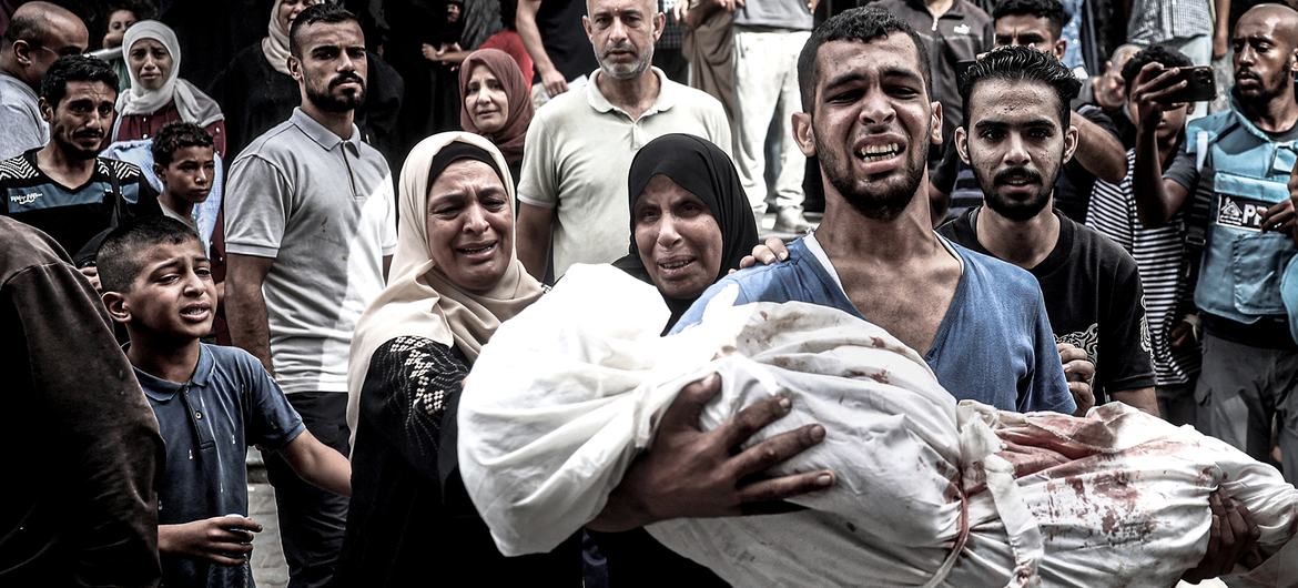 Los familiares lloran la muerte de una niña que falleció en un ataque aéreo en Gaza (archivo).