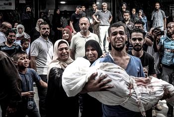 Une famille pleure la mort d'une jeune fille tuée dans une frappe aérienne à Gaza.