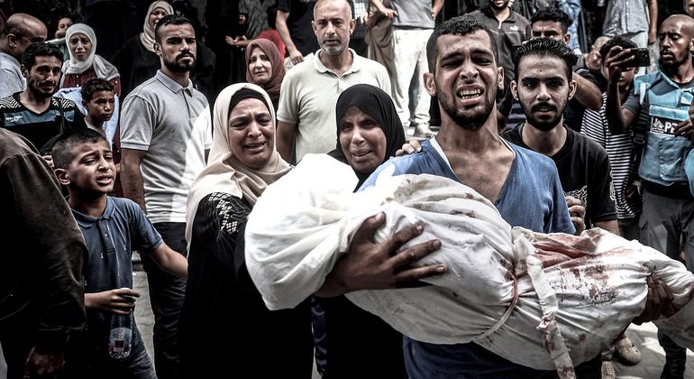 Una familia llora a una niña asesinada durante un ataque israelí. (Foto de archivo)