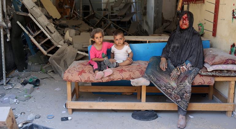 Une famille à l'intérieur de sa maison détruite, à Burij, dans le centre de la bande de Gaza.