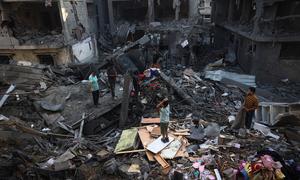 La gente busca entre los escombros de Gaza cualquier cosa que le pueda servir para cubrir sus necesidades básicas.
