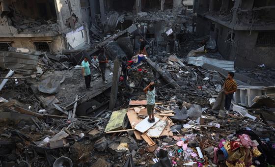 La gente busca entre los escombros de Gaza cualquier cosa que le pueda servir para cubrir sus necesidades básicas.