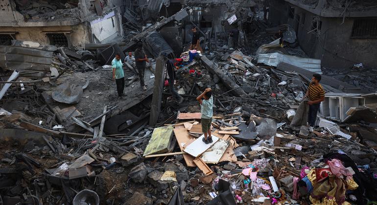 La gente busca entre los escombros de Gaza cualquier cosa que le pueda servir para cubrir sus necesidades básicas.