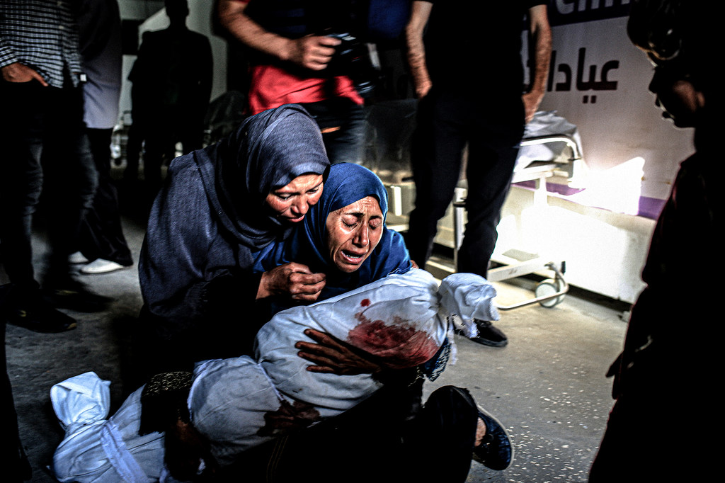 Una mujer llora a su nieto asesinado en un bombardeo israelí a Rafah, en el sur de Gaza.