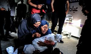Una mujer llora a su nieto asesinado en un bombardeo israelí a Rafah, en el sur de Gaza.