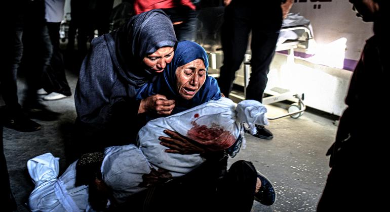 Una mujer llora a su nieto asesinado en un bombardeo israelí a Rafah, en el sur de Gaza.